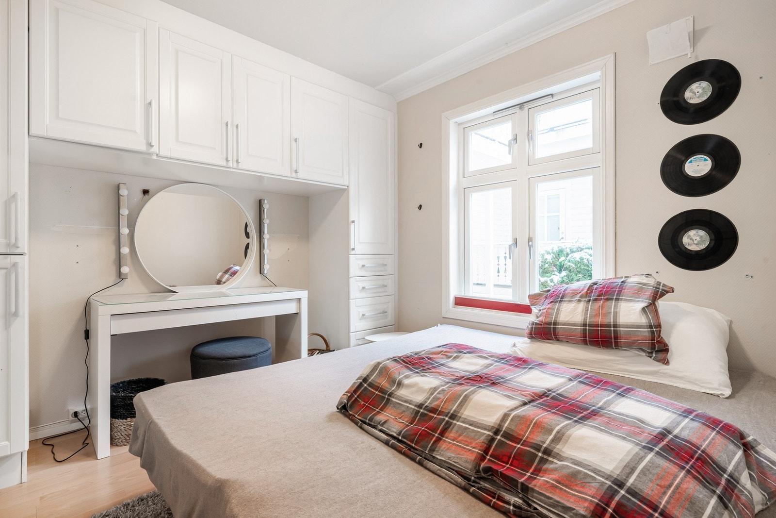 Boligens andre soverommet har plass til dobbeltseng. Det er også montert en plassbebygd garderobeløsning. Galleribilde