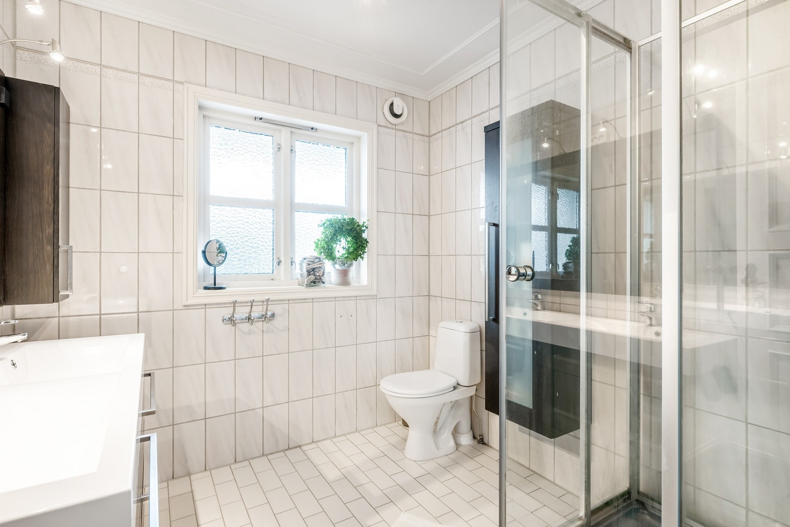 Delikat, flislagt baderom Galleribilde