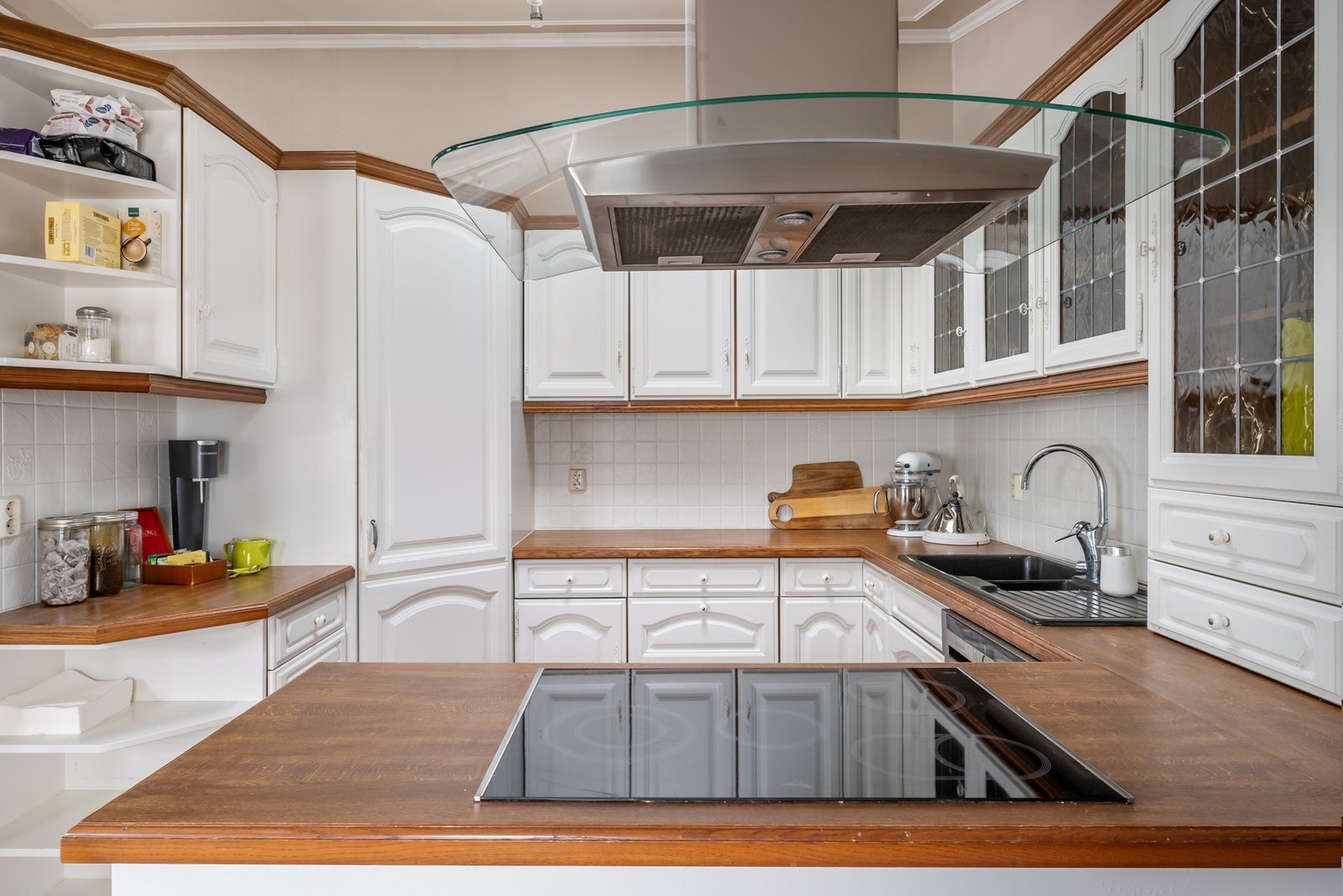 Kjøkkenet har integrerte hvitevarer slik som platetopp, stekeovn og kjølehjørne. Galleribilde