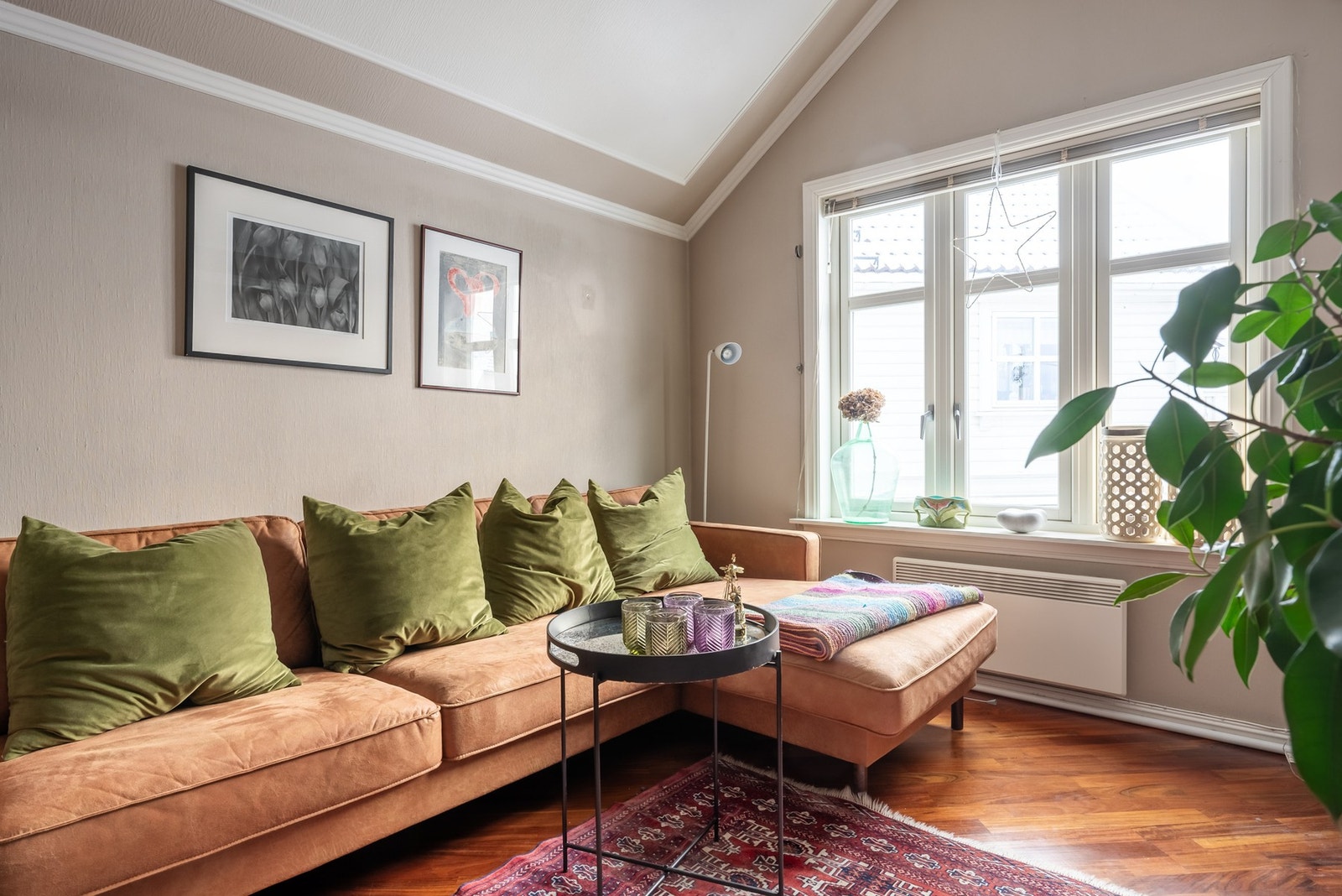 De store vindusflatene inviterer dagslyset inn. Galleribilde