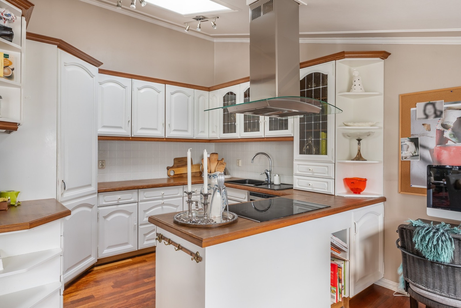 På kjøkkenet er det en original innredning med malte profilerte fronter av eik og laminerte benkeplater. Galleribilde