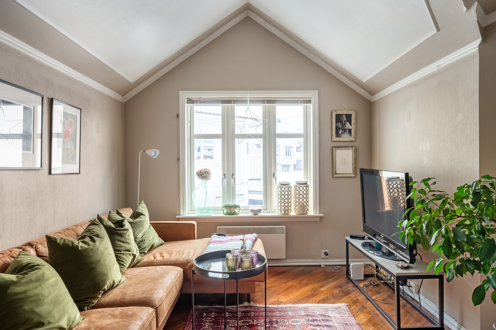 Boligen har også plass til TV-krok. Galleribilde