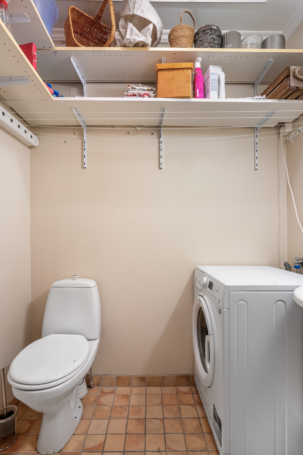 Toalettrom med opplegg for vaskemaskin. Galleribilde