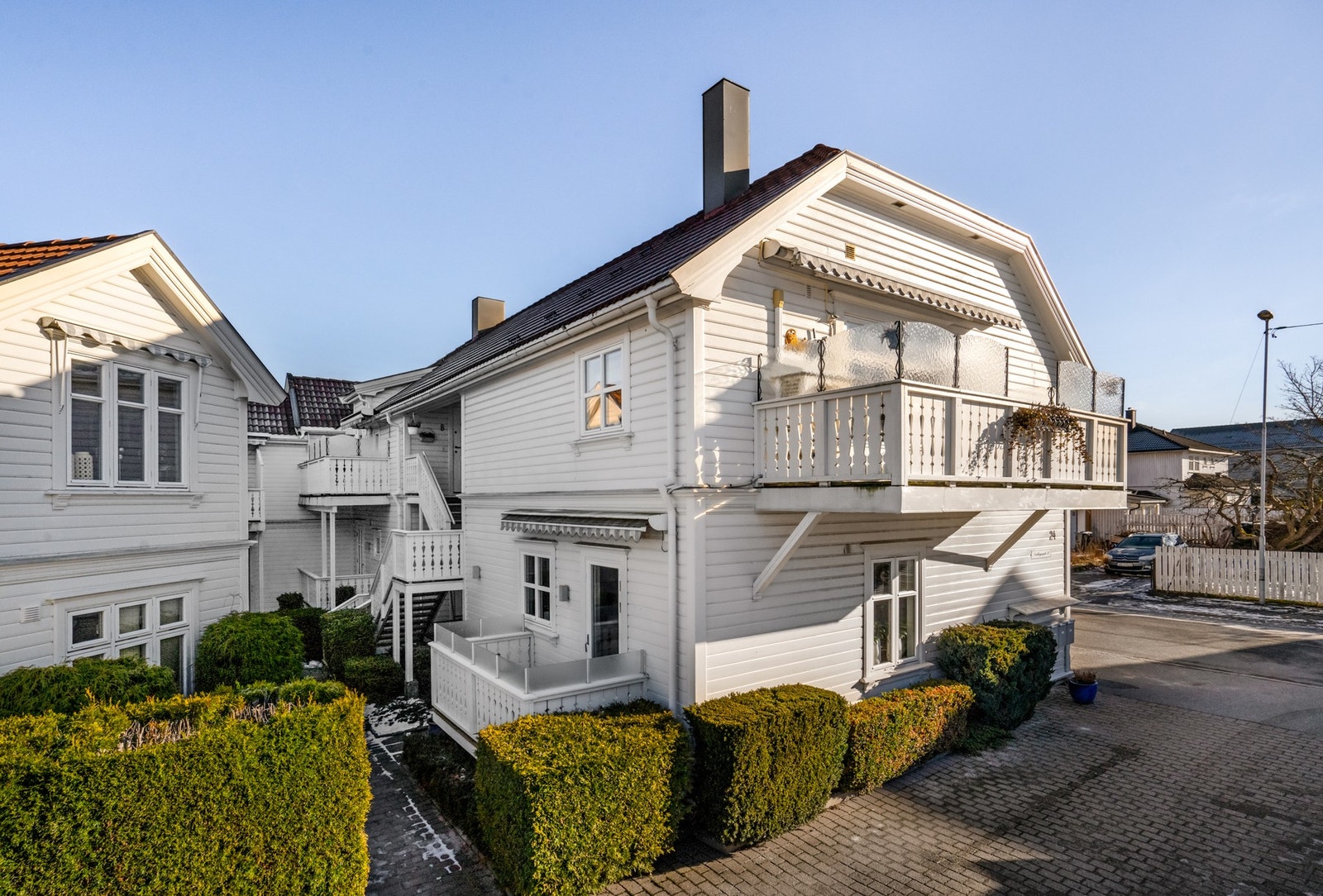 Tomten som er felles for hele sameiet er pent opparbeidet med hekkbeplantning og vintergrønt, og det er gang- og trafikkarealer belagt med
belegningstein. Galleribilde