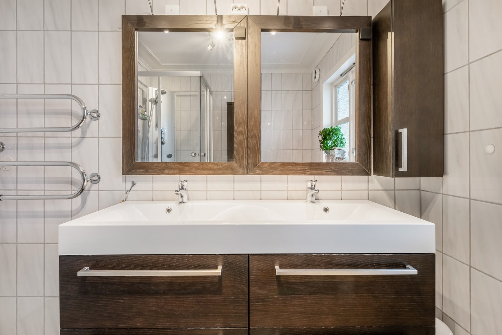 Rommet har innredning med 2 servanter, toalett
og dusjkabinet Galleribilde