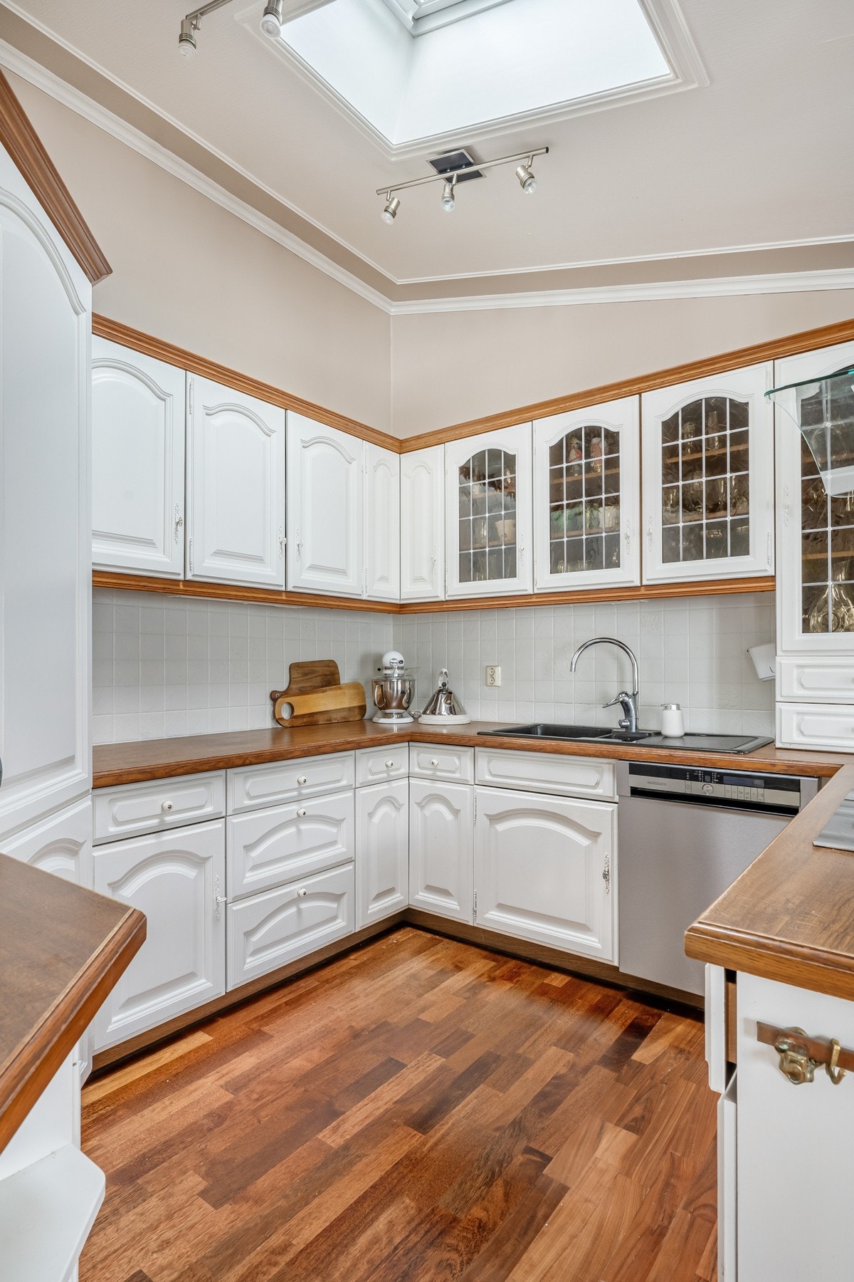 Det er montert et Velux takvindu på kjøkkenet, og dette ble skiftet i 2018. Galleribilde