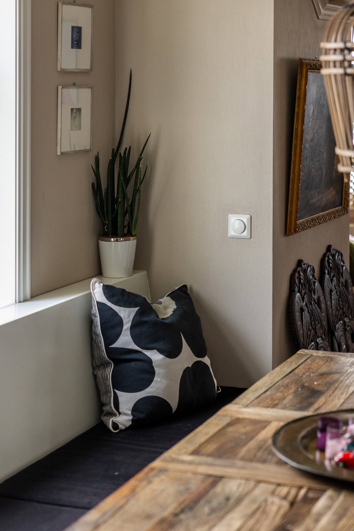 Plassbygget sittebenk med plass for oppbevaring. Galleribilde