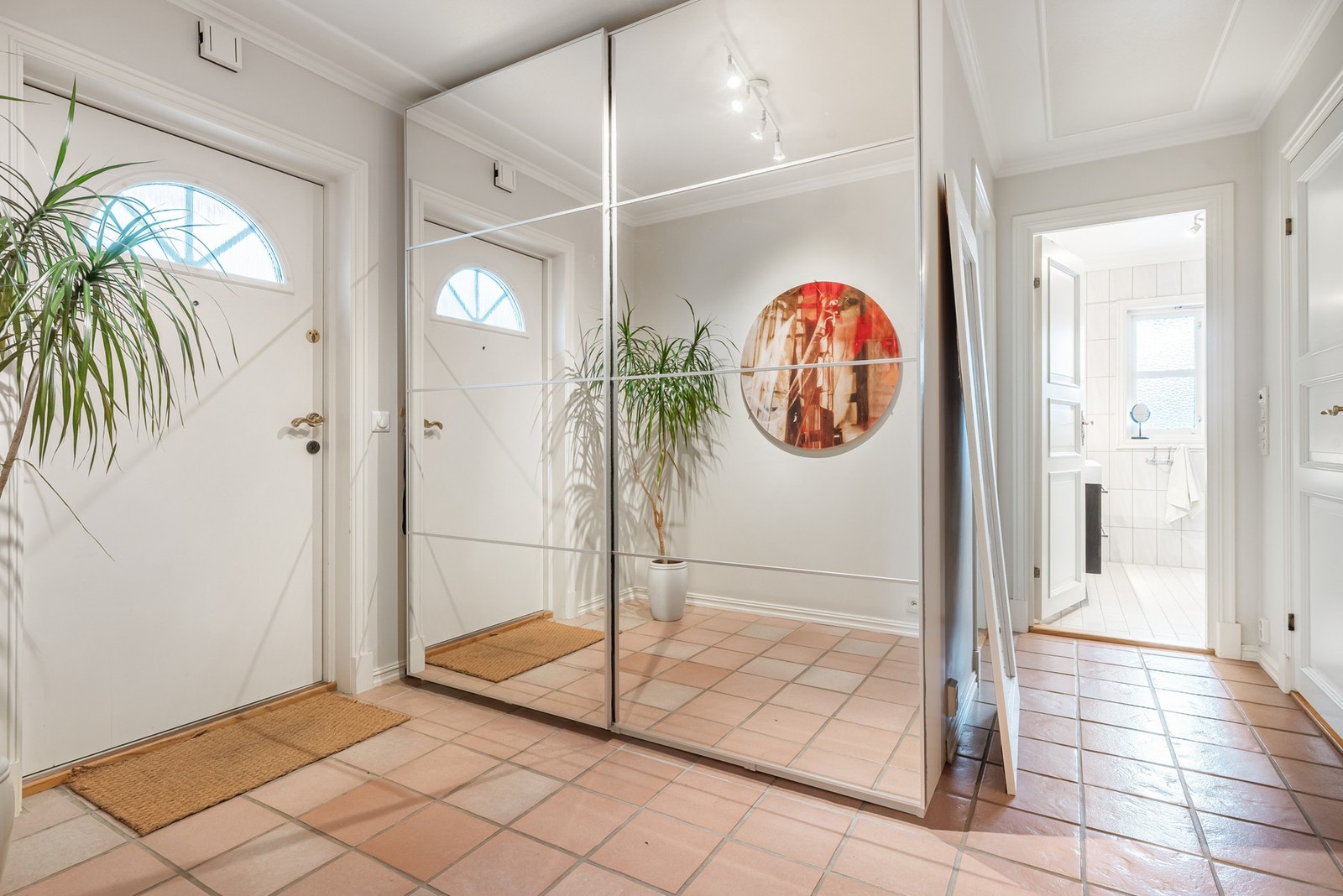 Entré med stor skyvedørsgarderobe. Galleribilde