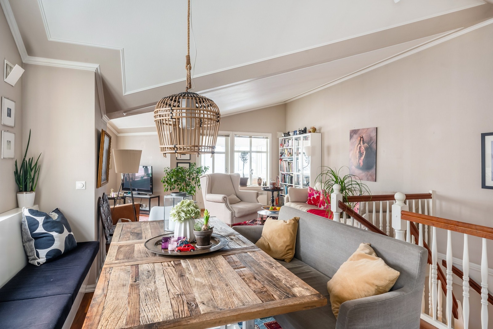 Takhøyden gjør at boligen fremstår lys og luftig. Galleribilde