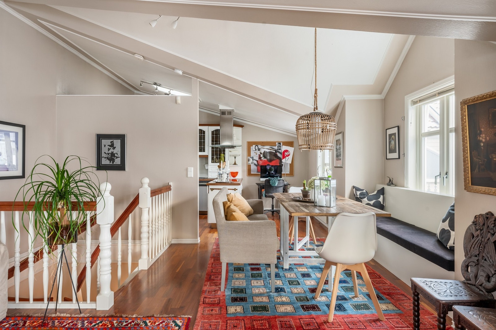 Boligens 2. etg. er samlepunktet i boligen. Her finner du de sosiale sonene med både kjøkken og stue. Galleribilde