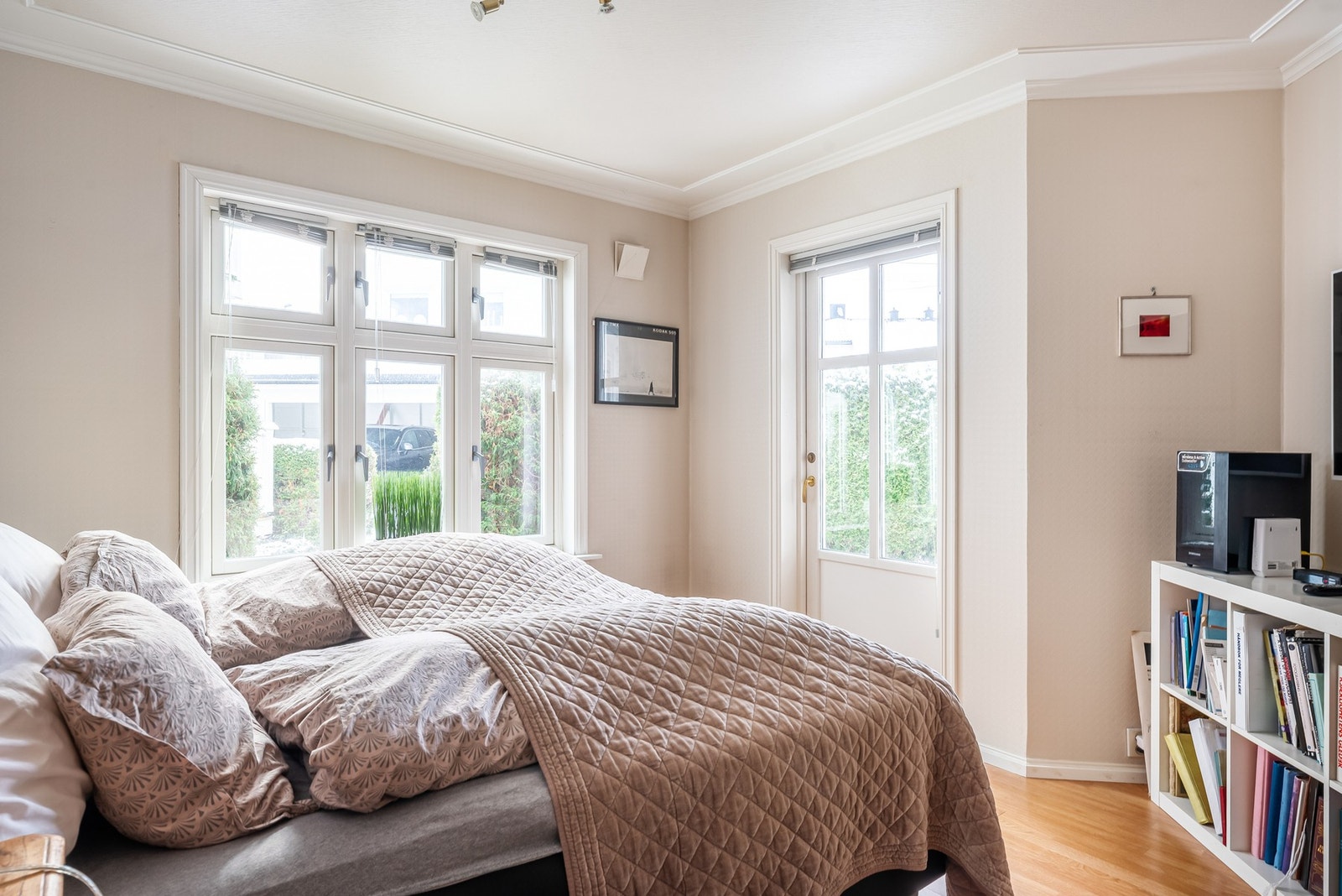 Hovedsoverom med utgang til en den lune terrassen. Galleribilde