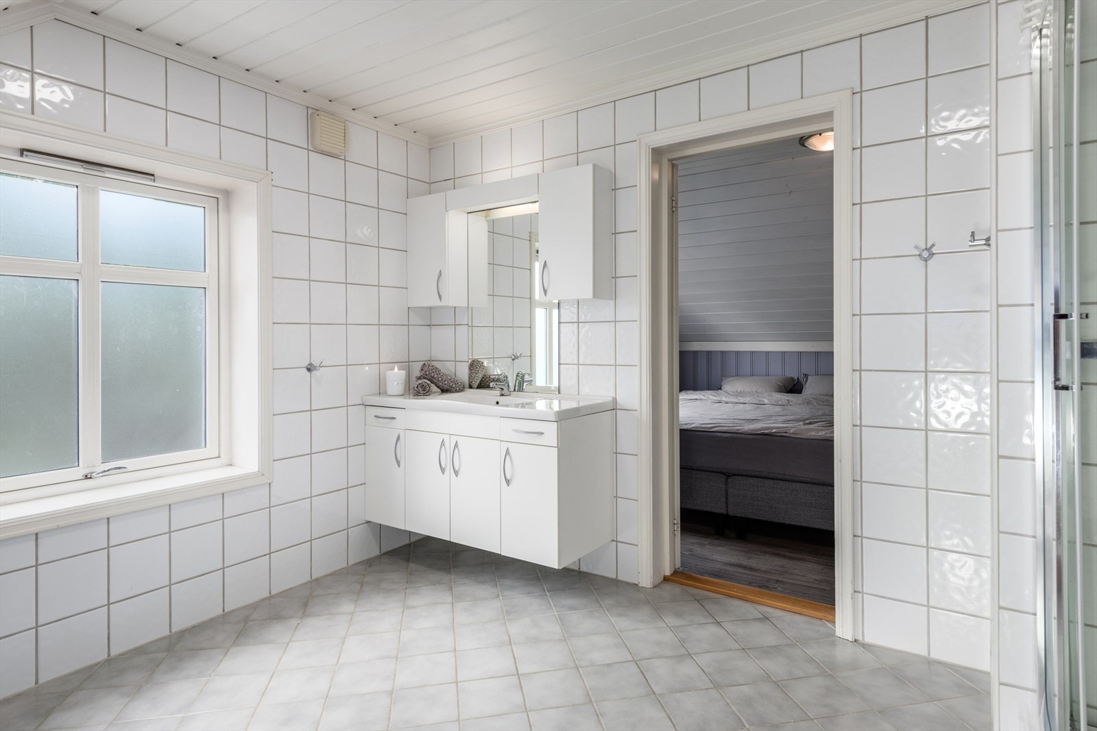 Bad, 2.etasje. Gjennomgang til soverom 4 Galleribilde