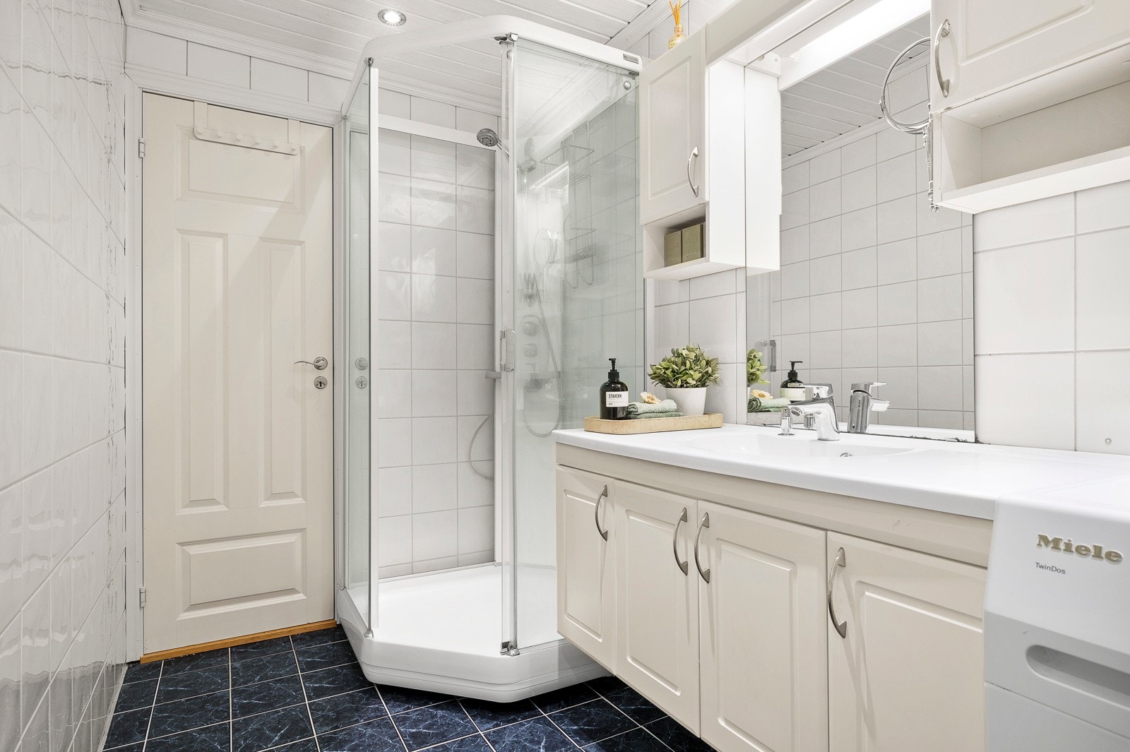 Badet oppe Galleribilde