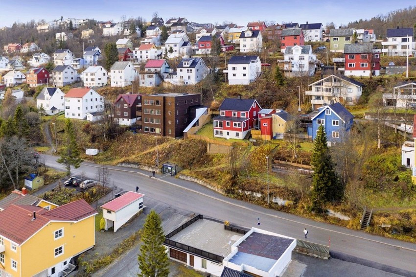 En flott leilighet med hybeldel, nydelig utsikt og sentral beliggenhet midt mellom Tromsø Sentrum og UiT/UNN.