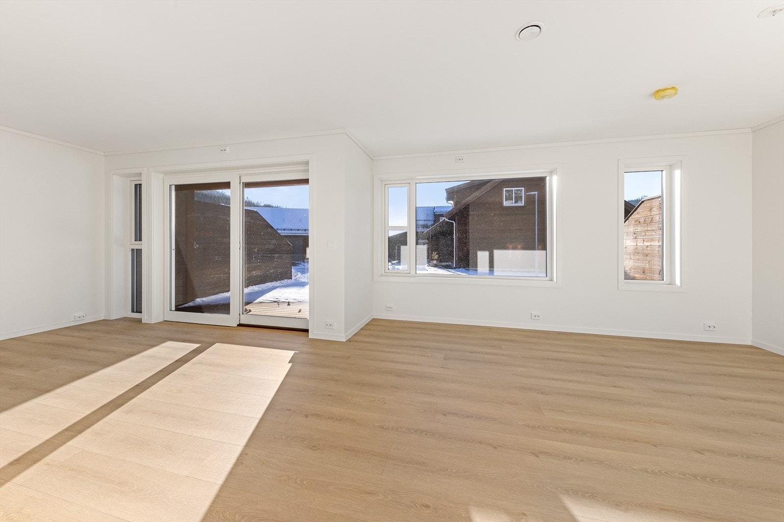 Stue med utgang til terrasse og hage Galleribilde