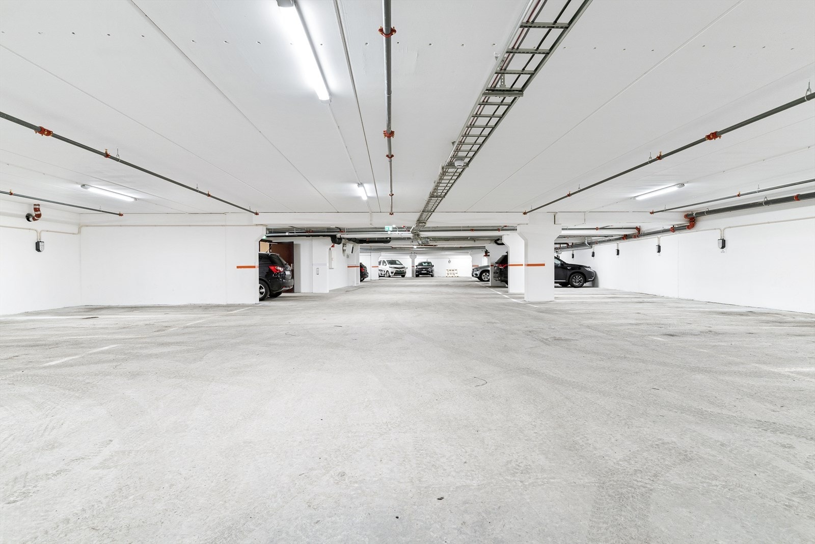 Parkering i oppvarmet garasjekjeller med heis. Galleribilde