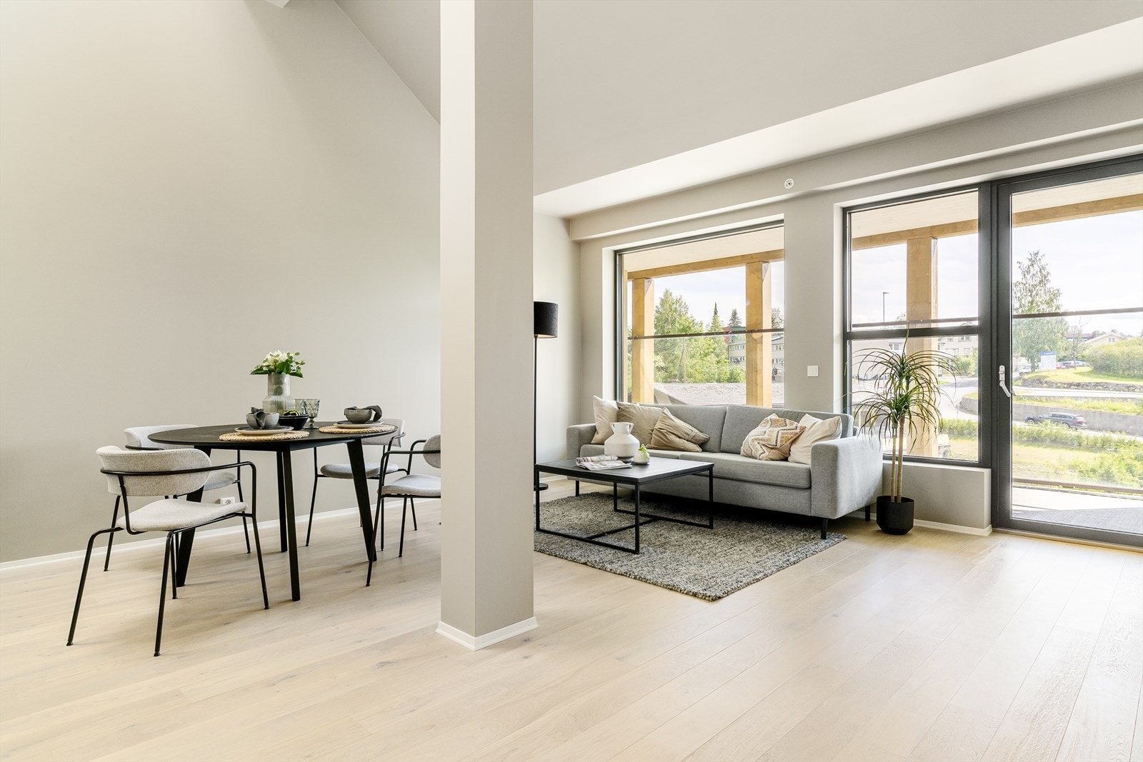 Store vindusflater som gir rikelig med lys. Galleribilde