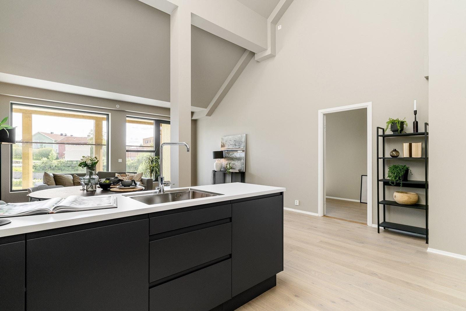 Kjøkkeninnredning med glatte fronter består av integrerte hvitevarer fra Siemens platetopp, kjøl/frys, oppvaskmaskin og ventilator. Kjøkkeninnredningen er levert av Sigdal kjøkken. Galleribilde