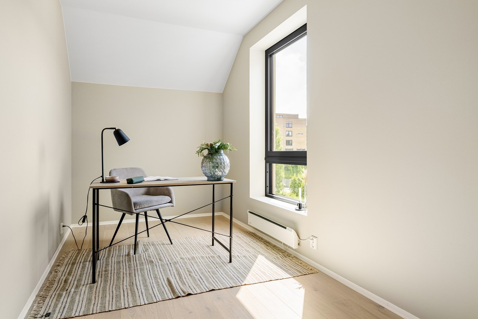 Soverom 3 har inngang fra stue og utsikt mot vest. Galleribilde