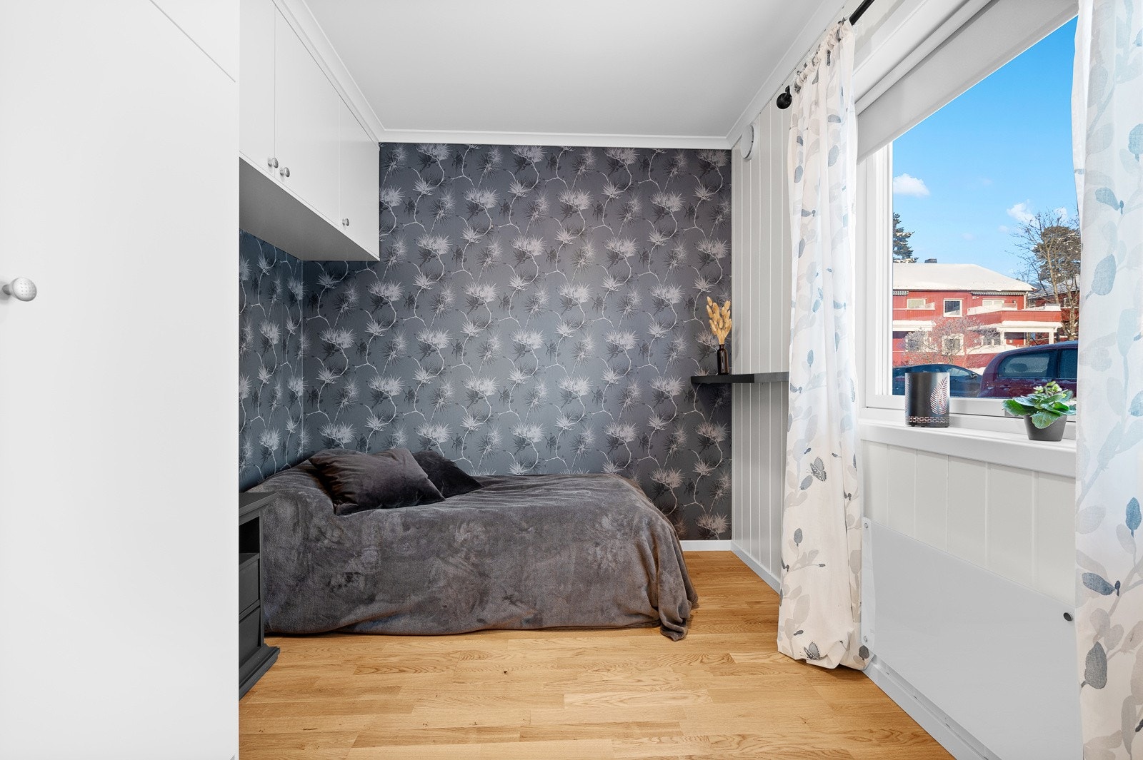 Soverom nummer to, her er det godt med skapplass Galleribilde