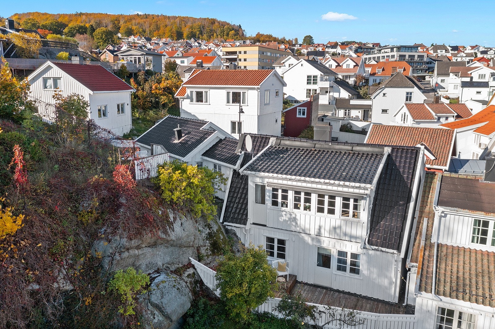 Boligen ble bygget på i 1984, den påbygde delen er til venstre Galleribilde