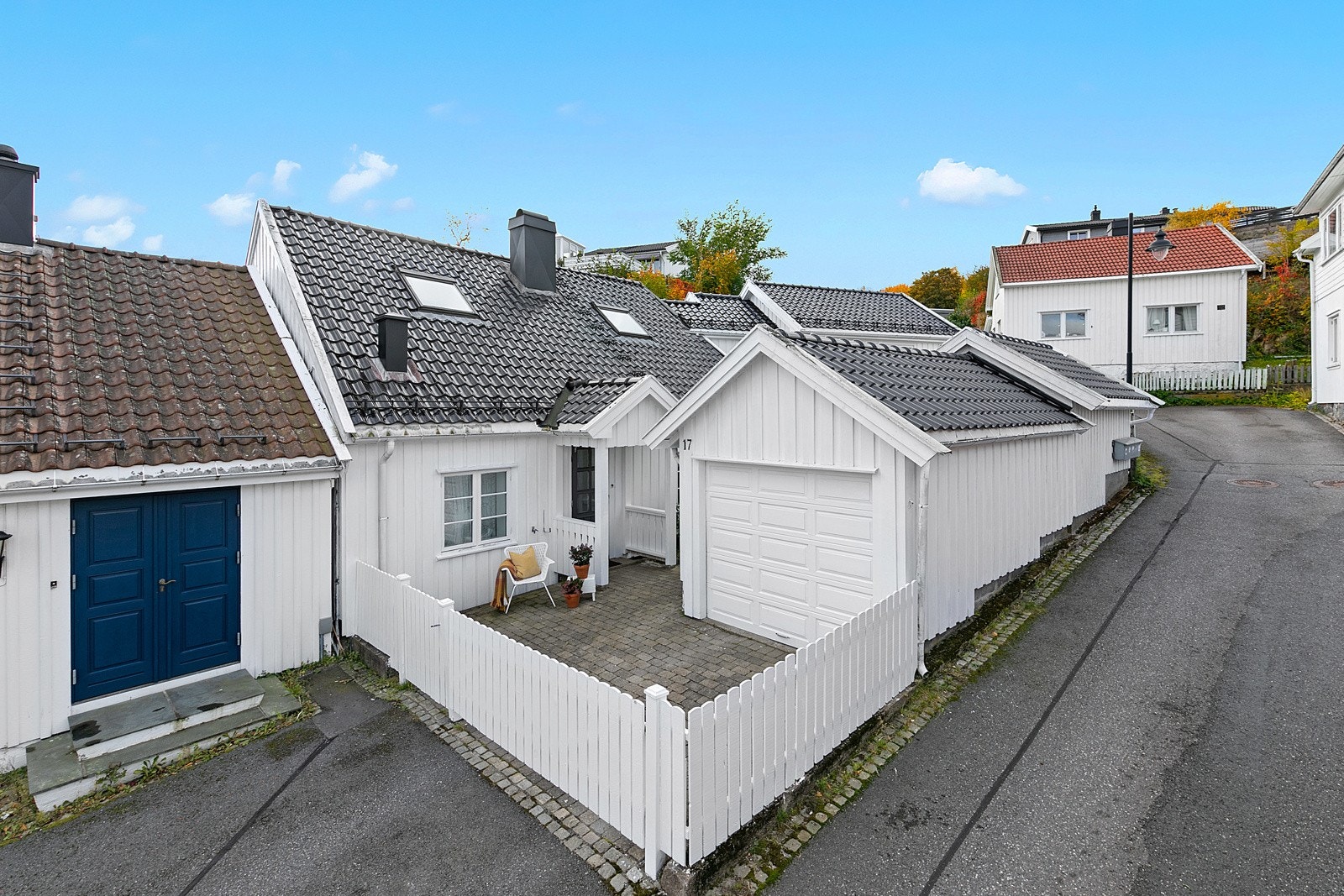 Eiendommen er omkranset av et hvitt stakittgjerde Galleribilde