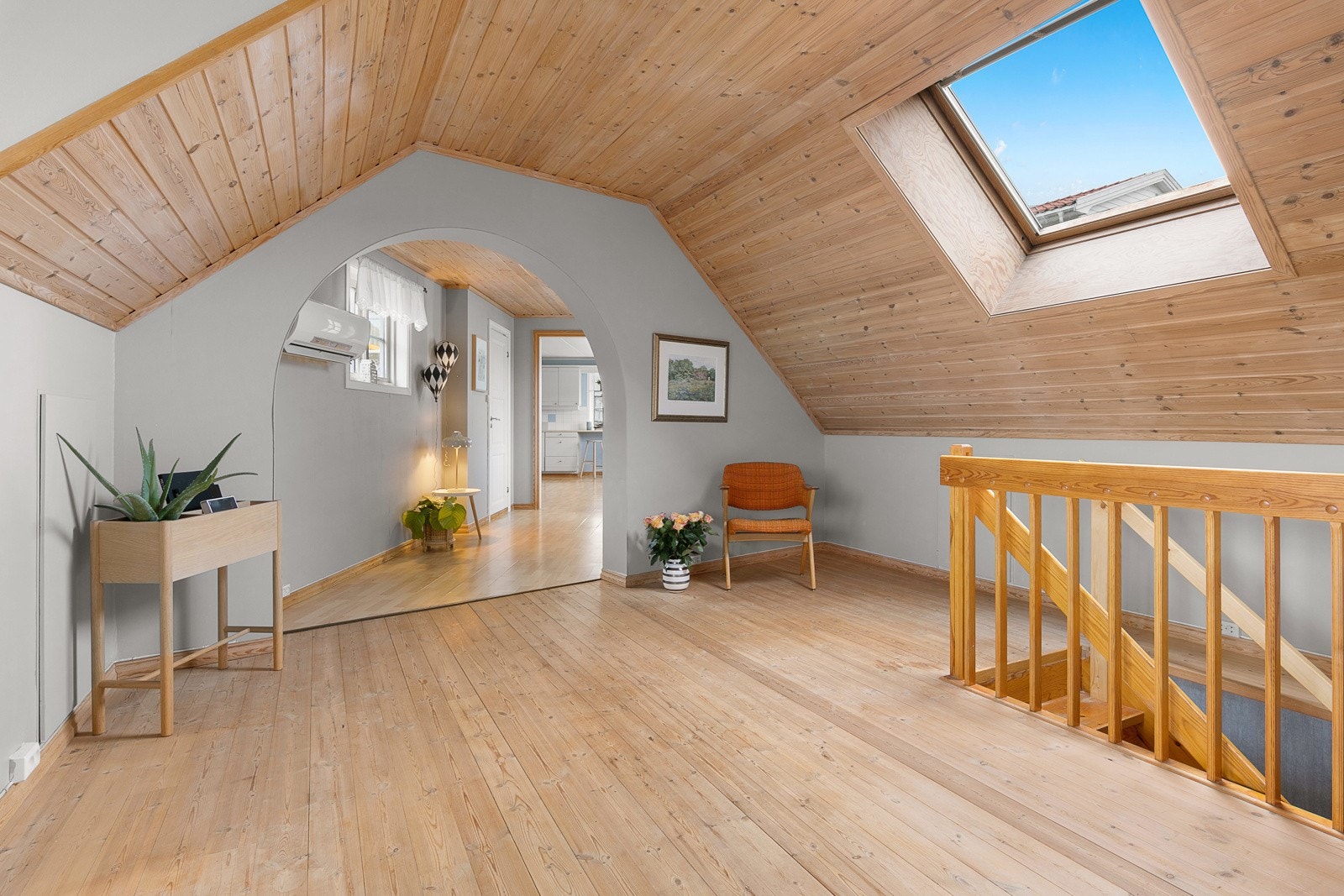 Flere takvinduer slipper inn rikelig med naturlig lys i andre etasje Galleribilde