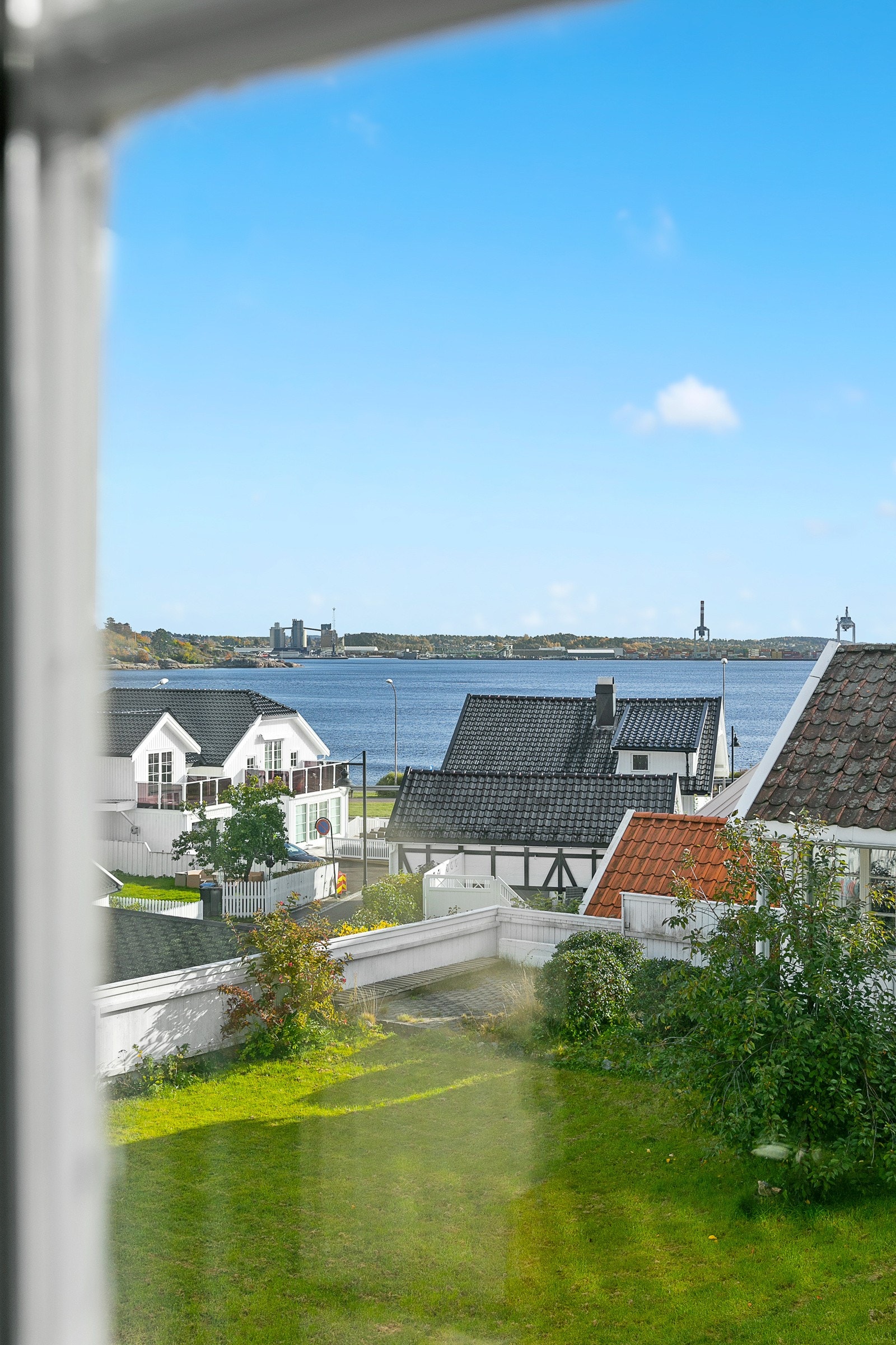 Utsikt - her er det kun snaue 100 meter ned til stranda Galleribilde