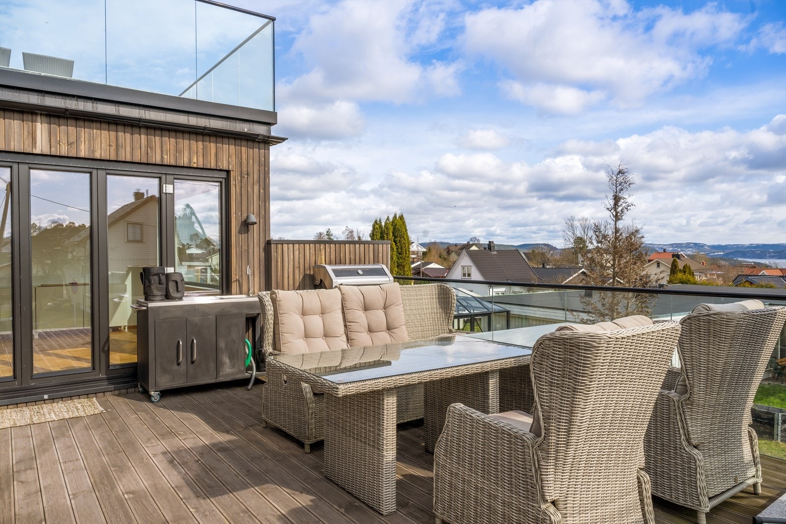 Terrasse med god plass til møblering Galleribilde