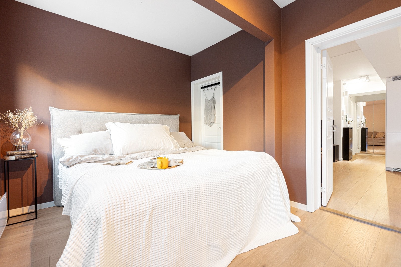 Soverom med god plass til seng, nattbord og oppbevaringsmøblement. Galleribilde