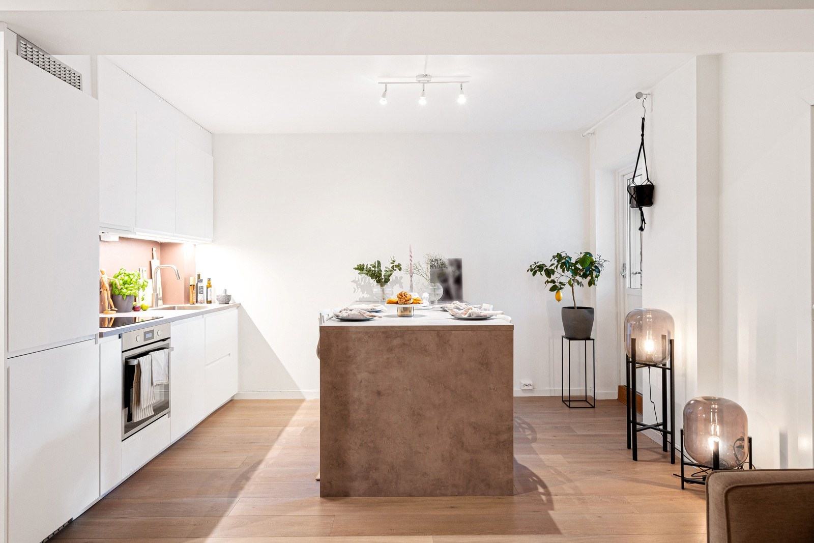 Moderne åpen løsning mellom stue og kjøkken. Galleribilde