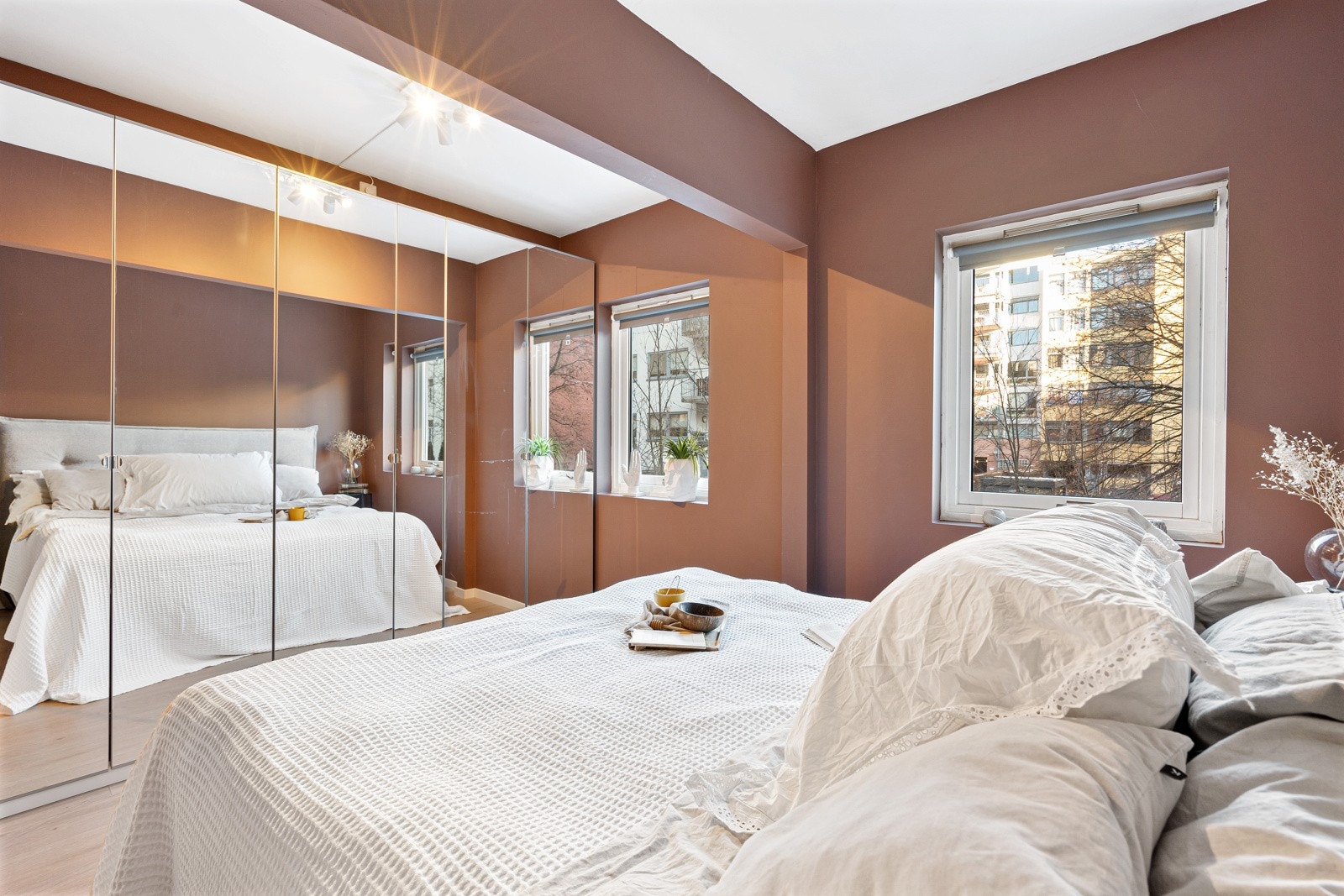 God lagringsplass i garderoberekke. Galleribilde