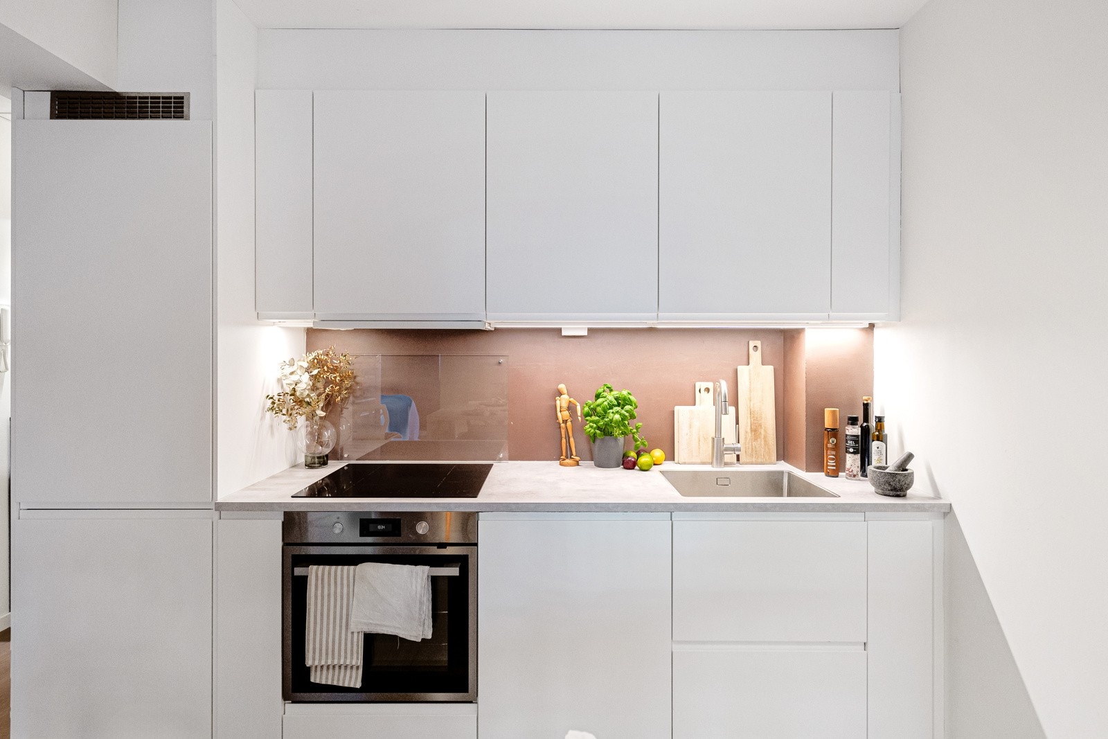 Integrerte hvitevarer bestående av stekeovn, kjøl- og fryseskap, oppvaskmaskin og nedfelt platetopp. Galleribilde