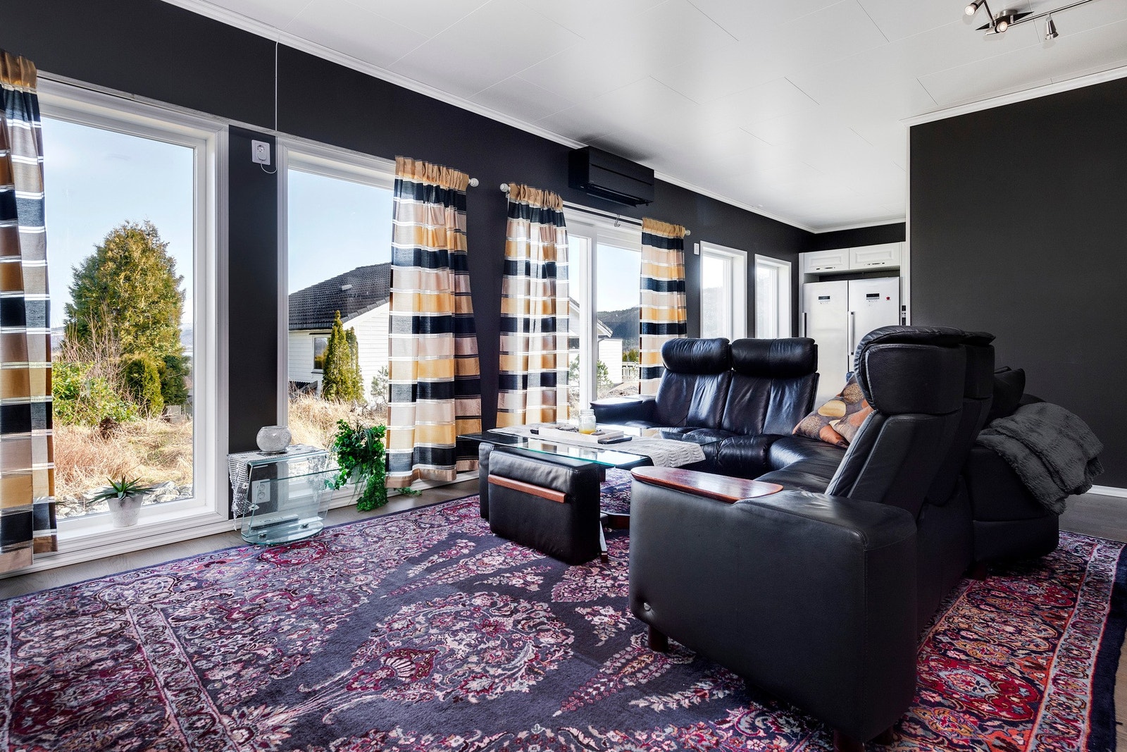 Boligen har store vinduer i front som gir god med lys inn Galleribilde