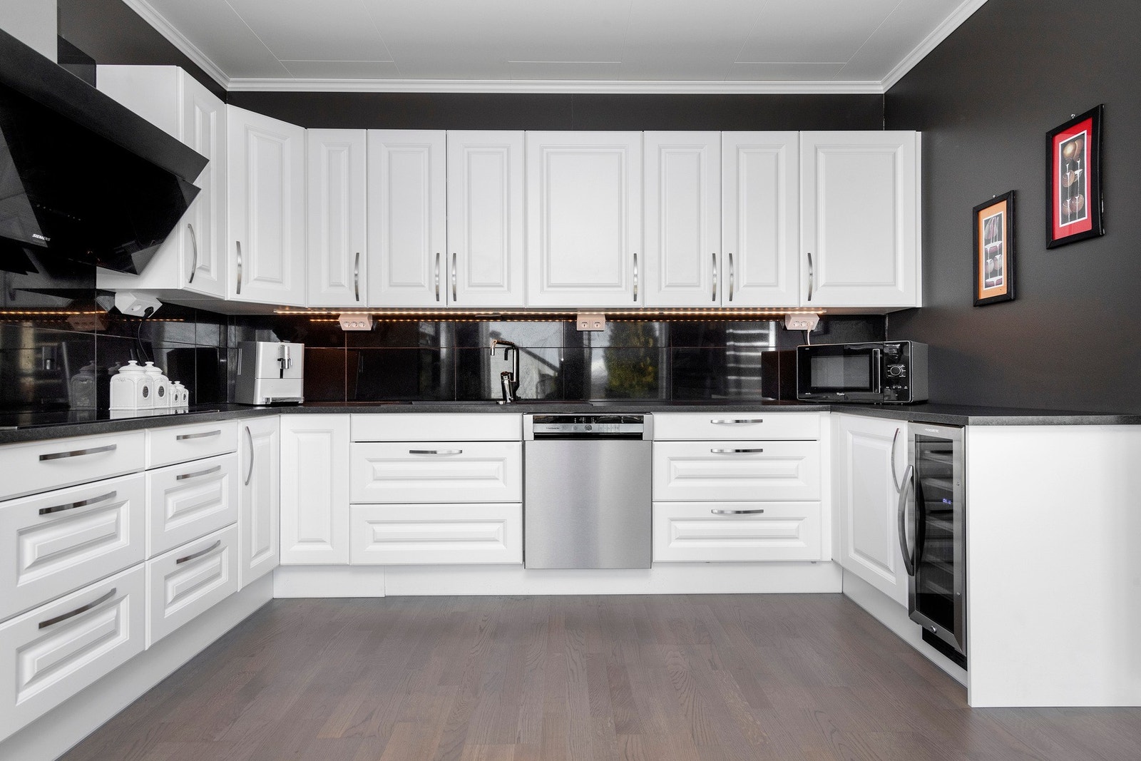 Kjøkkenet har godt med skapplass Galleribilde