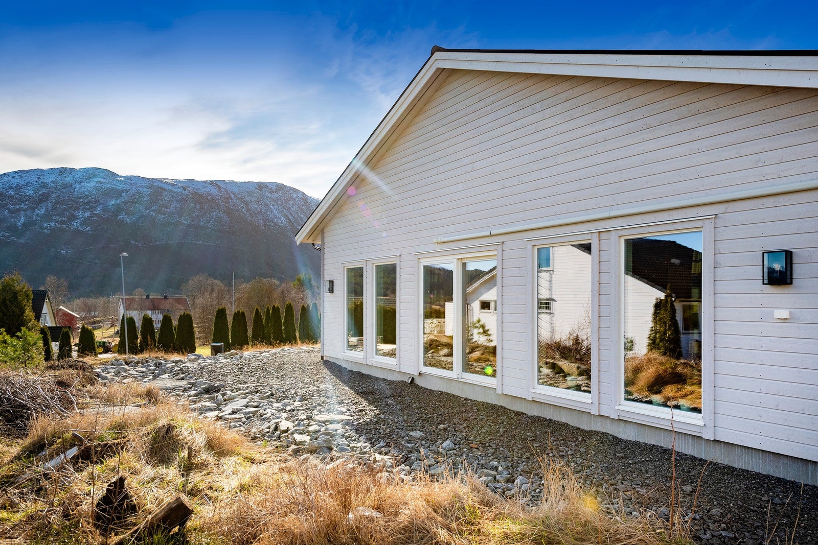 Boligen har store vinduer i front som gir god med lys inn. Tomta er ca 3,5 meter fra stueveggen Galleribilde