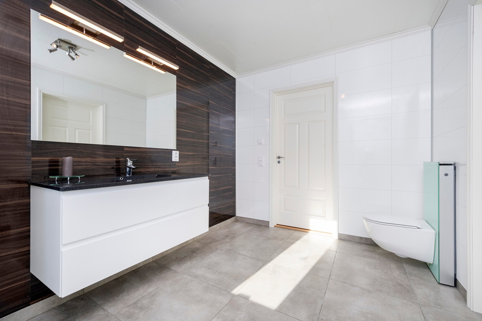 Stor bad med fliser på gulvet Galleribilde