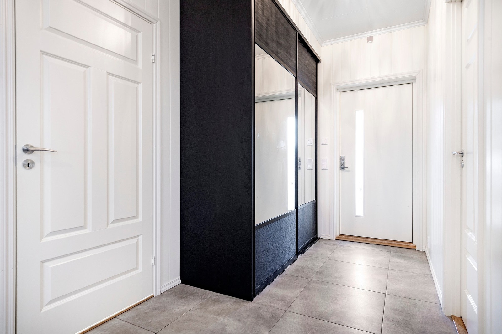 Velkommen inn - Gang med skyvedørsgarderobe Galleribilde