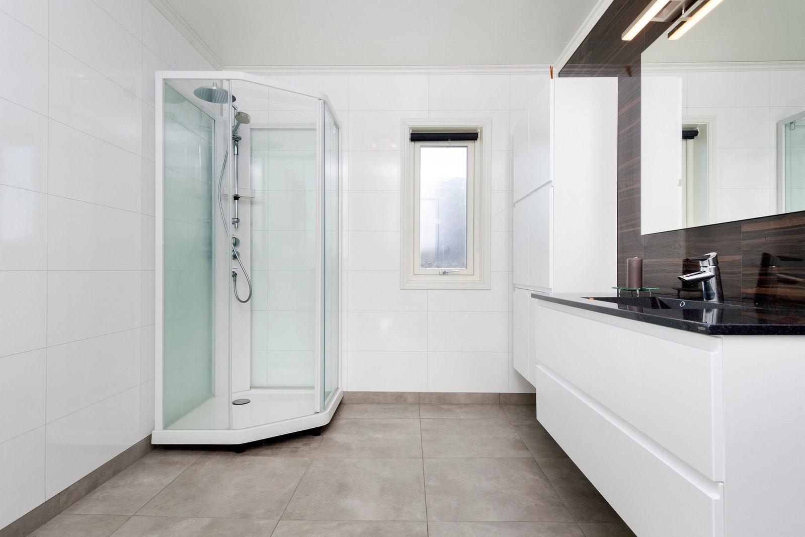 Badet har godt med skapplass Galleribilde