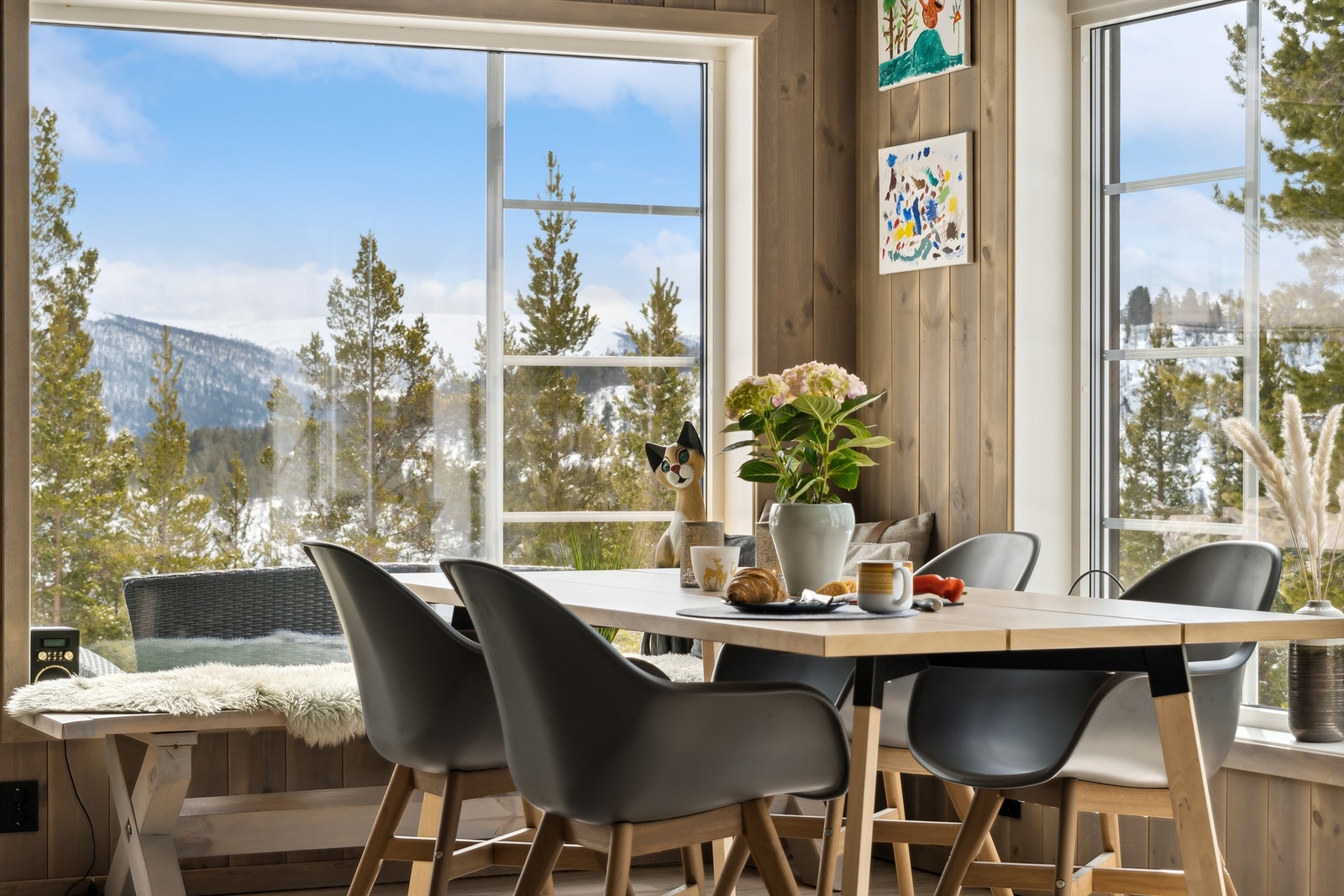 På Savalen er det kort veg til idyllisk natur sommer som vinter, med både vann, turløyper, skiløyper og Savalen skisenter med alpinanlegg i nærheten. Galleribilde
