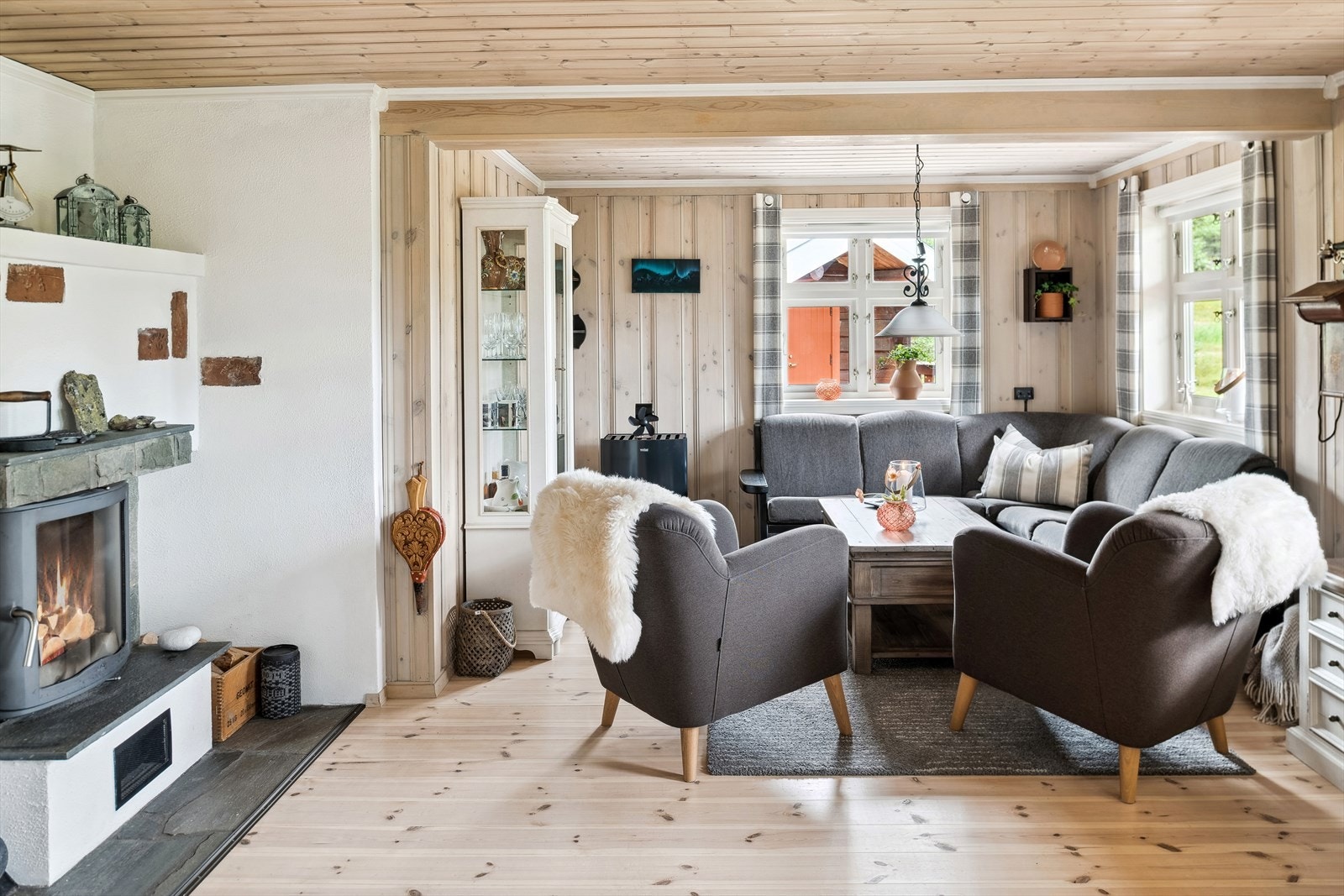 Stuen har tregulv og panel på vegger og tak. Elementpeis med peisinnsats, vedovn og en praktisk Wallas parafinovn gjør hytta god og varm på kalde dager. Galleribilde