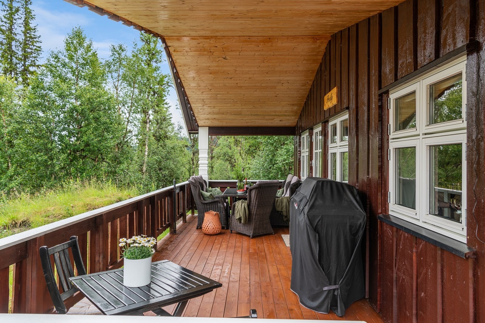 Terrassen har god plass til flere sittegrupper og grill. Galleribilde