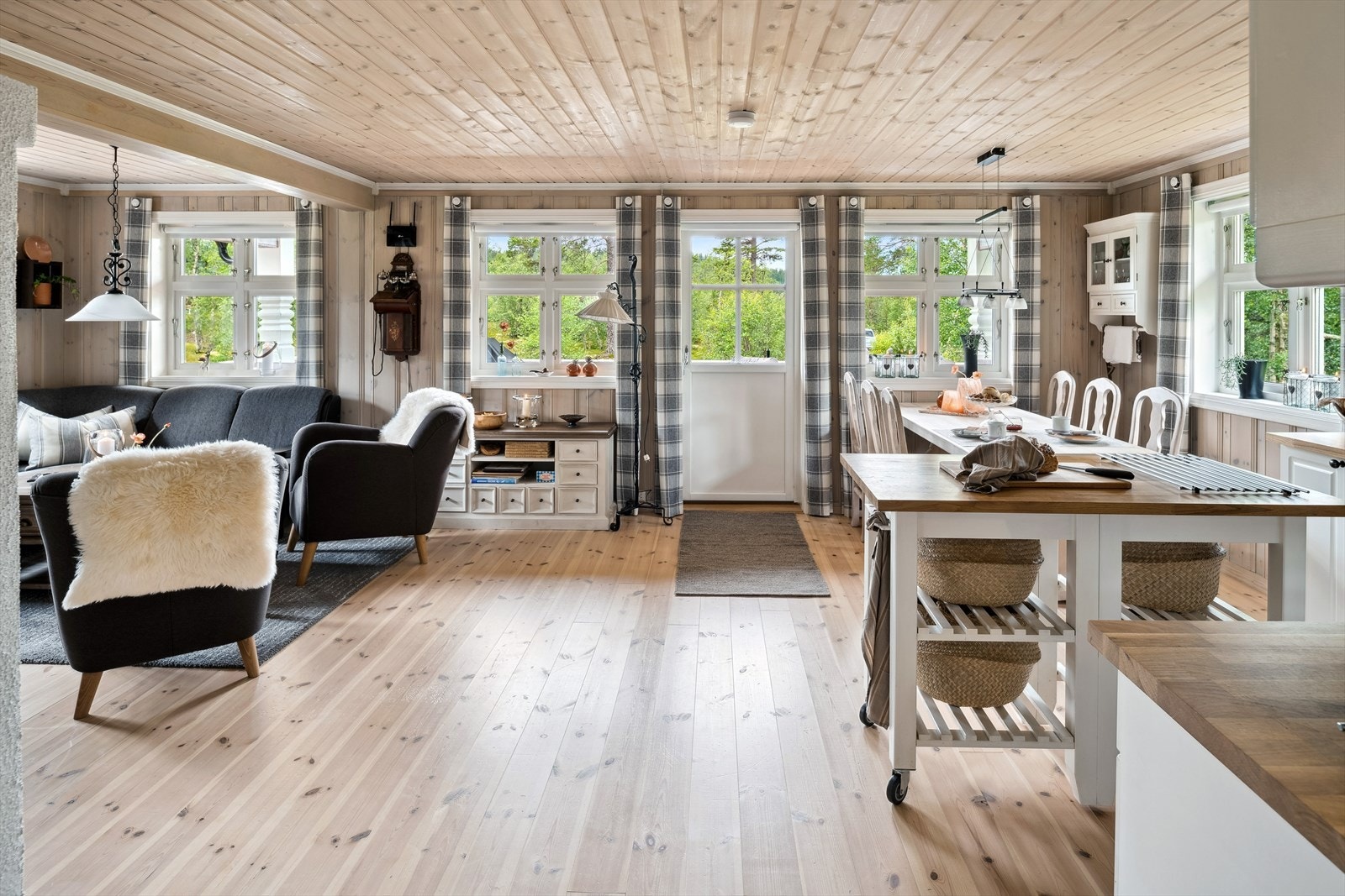 Stue og kjøkken utgjør et stort allrom i hytta. Det er godt med lysinnslipp fra flere himmelretninger og utgang til en stor, overbygd terrasse på ca. 22 m2. Galleribilde