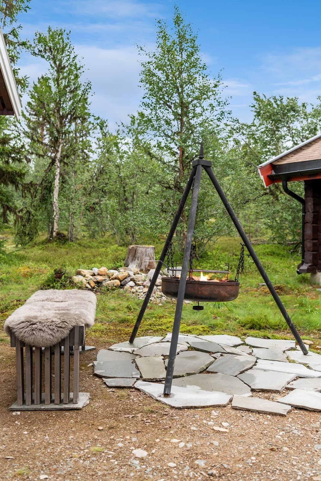 En trivelig uteplass med bålpanne er et must på hytta! Galleribilde