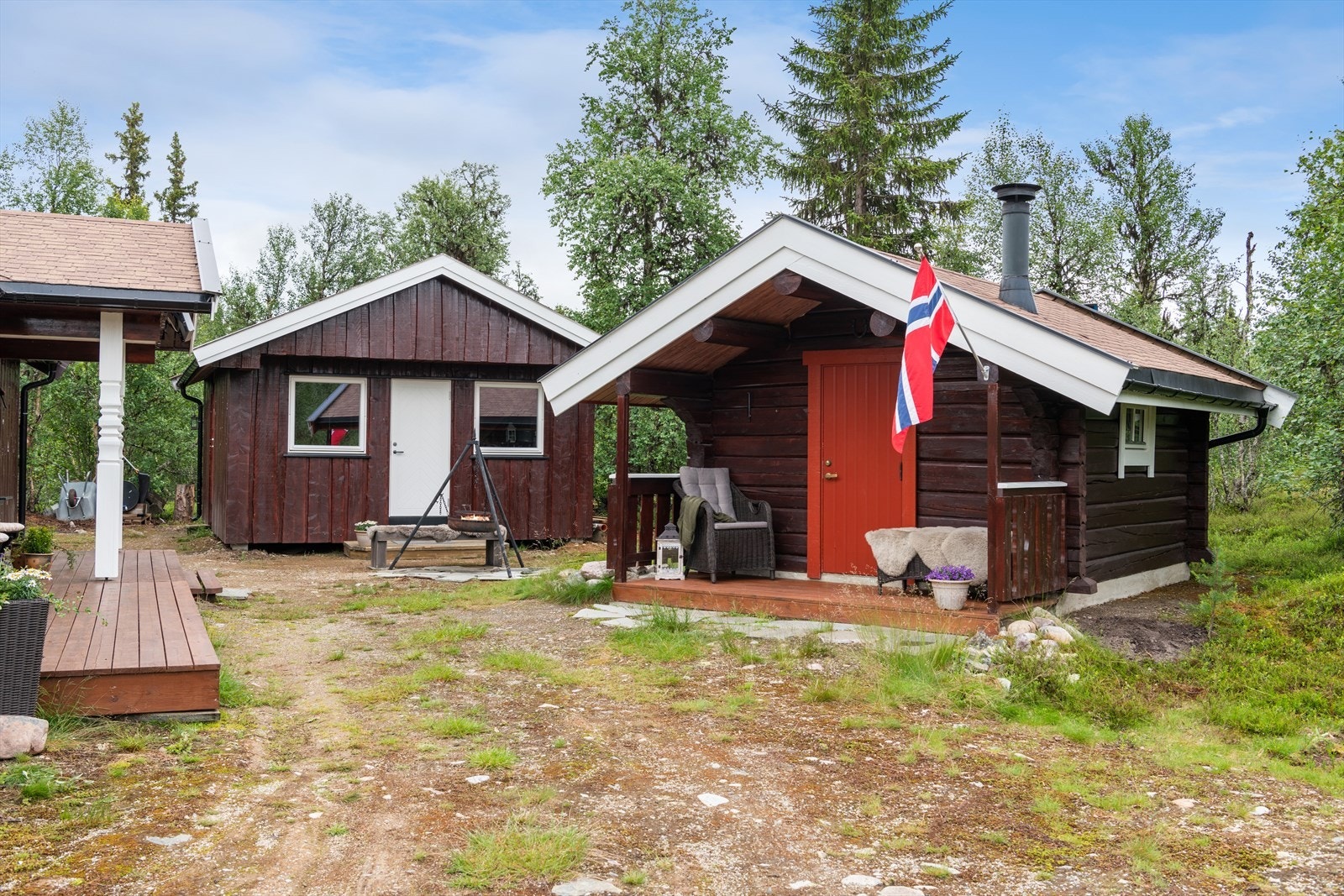 Hyttetunet består av 3 bygninger, hovedhytte, anneks og uthus. Galleribilde