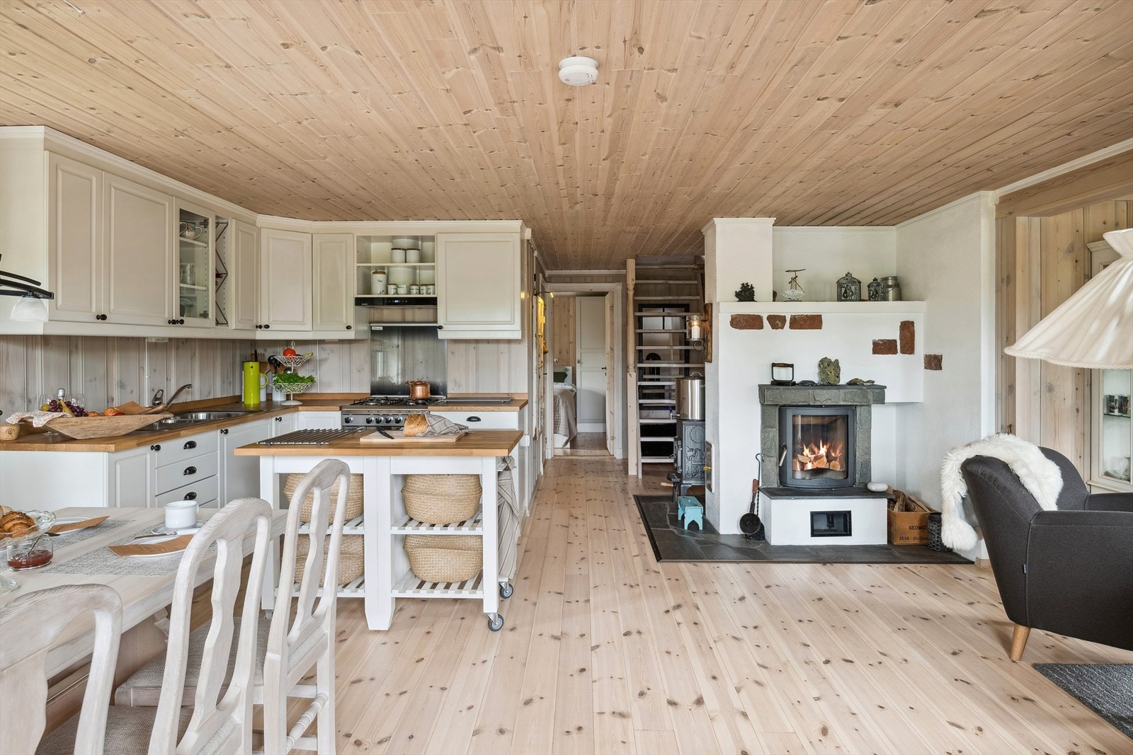 Hytta har en familievennlig planløsning med entré, stue/kjøkken, 2 soverom, sanitærrom og toalettrom. Galleribilde