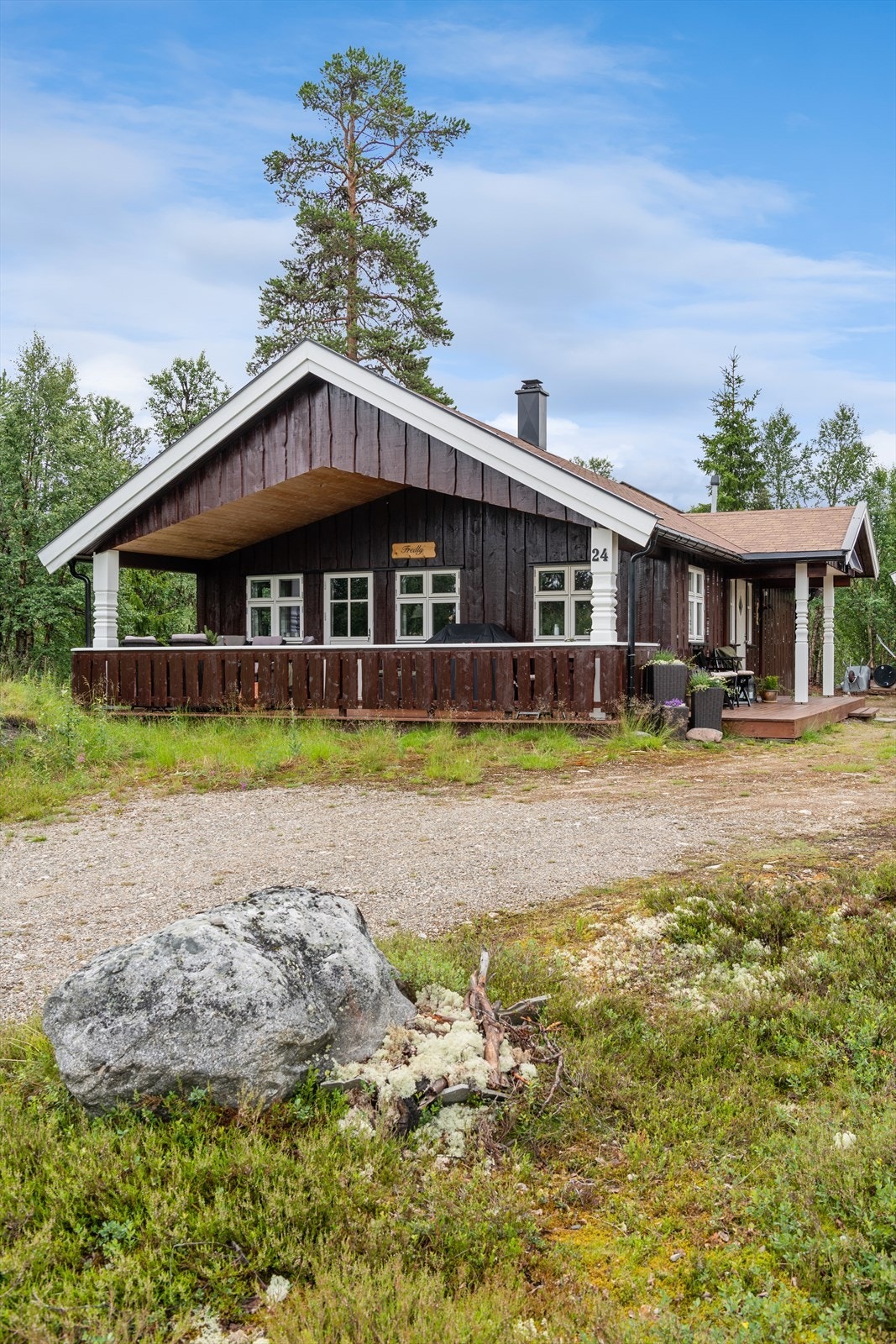 Flendammen 24 har gruset gårdsplass med flere biloppstillingsplasser. Flat naturtomt med gode solforhold. Galleribilde