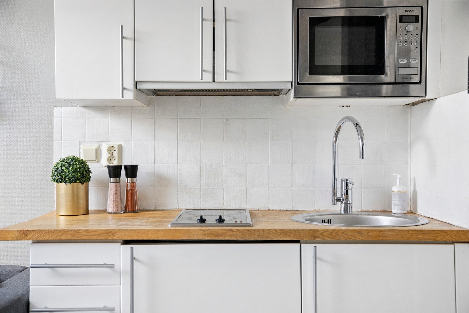 Kjøkkeninnredning med høyglans fronter og heltre eik benkeplate. Galleribilde