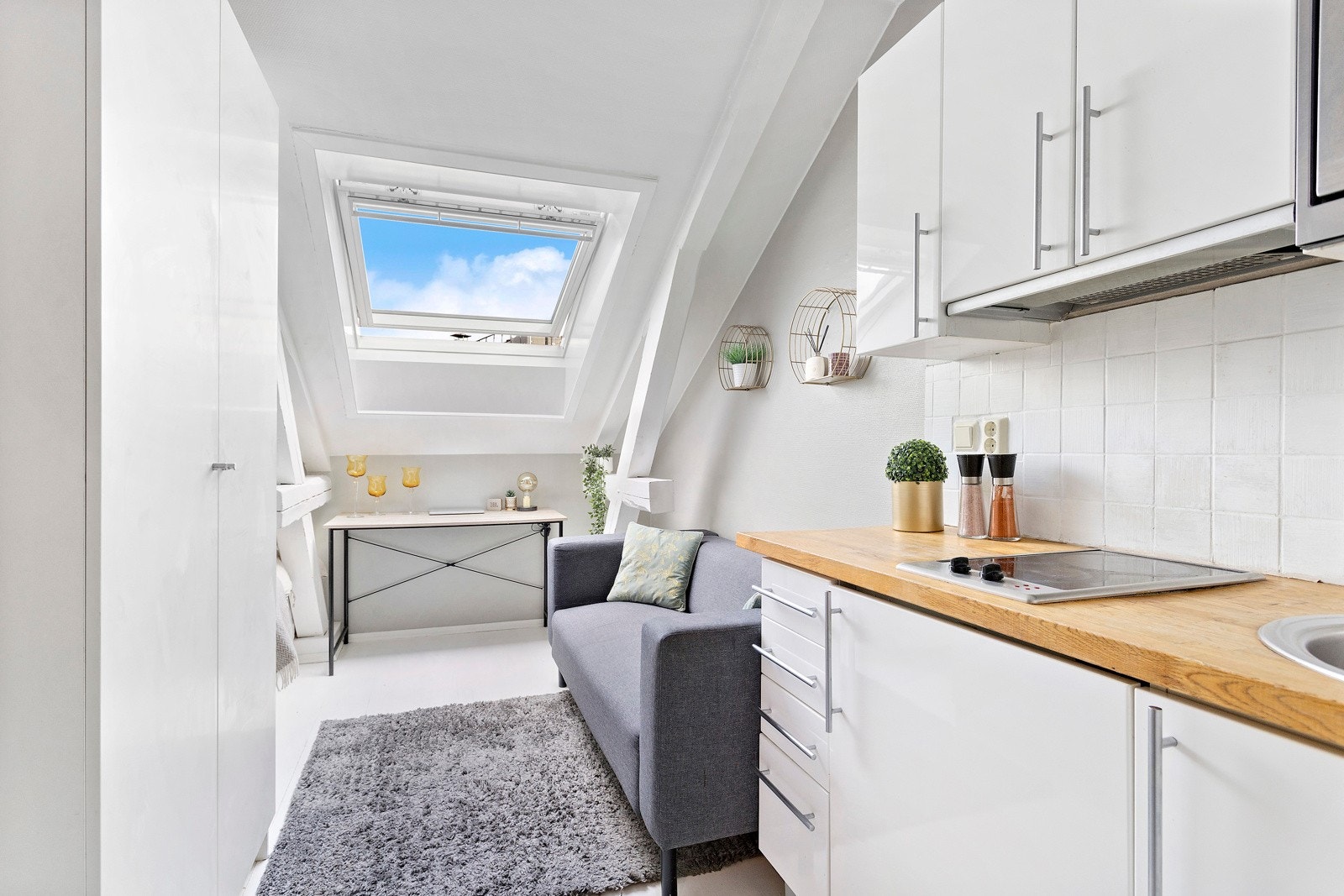 Plass til koselig sofa samt bord. Galleribilde