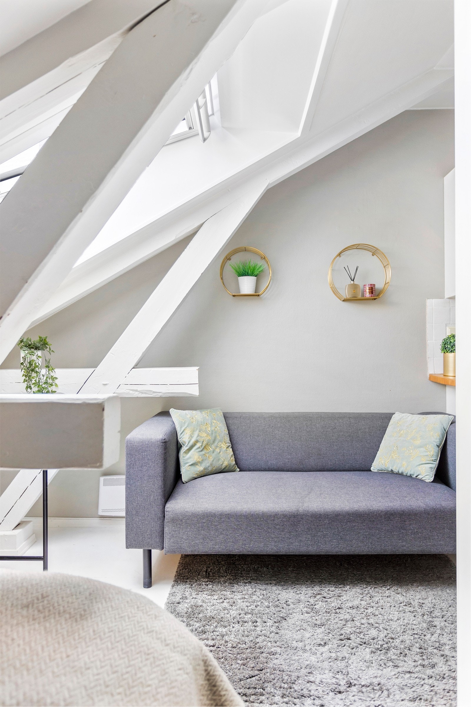 Stue med skråvindu som fører til god tilførsel av naturlig lys. Galleribilde